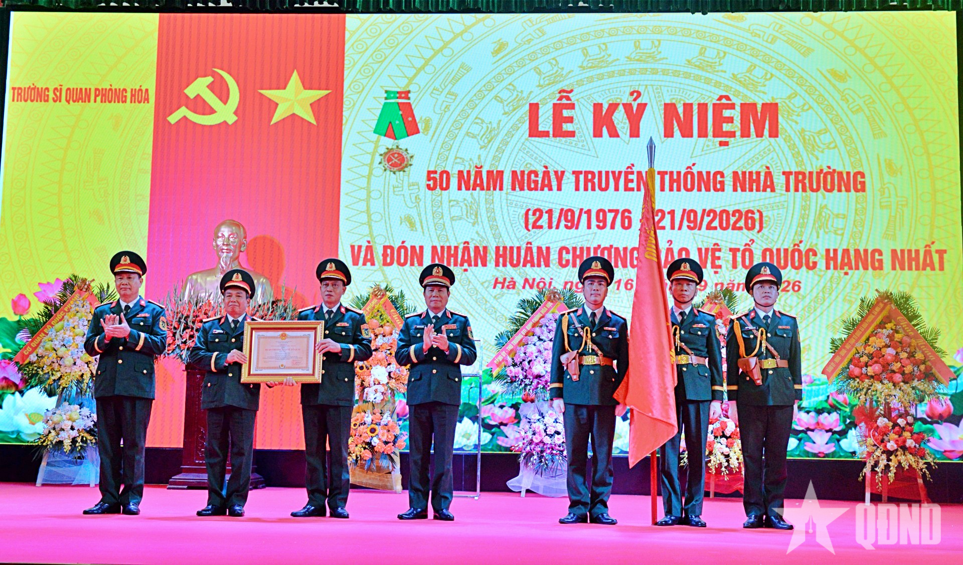 Đại tướng Nguyễn Tân Cương dự Lễ đón nhận Huân chương Bảo vệ Tổ quốc hạng Nhất của Trường Sĩ quan Phòng hóa 